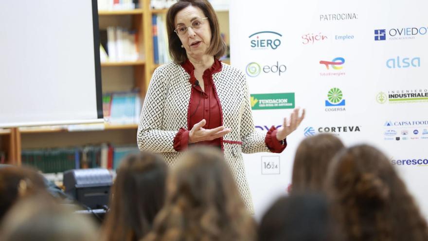 Paz Orviz, gerente de Cogersa, alienta a las futuras científicas del IES La Ería