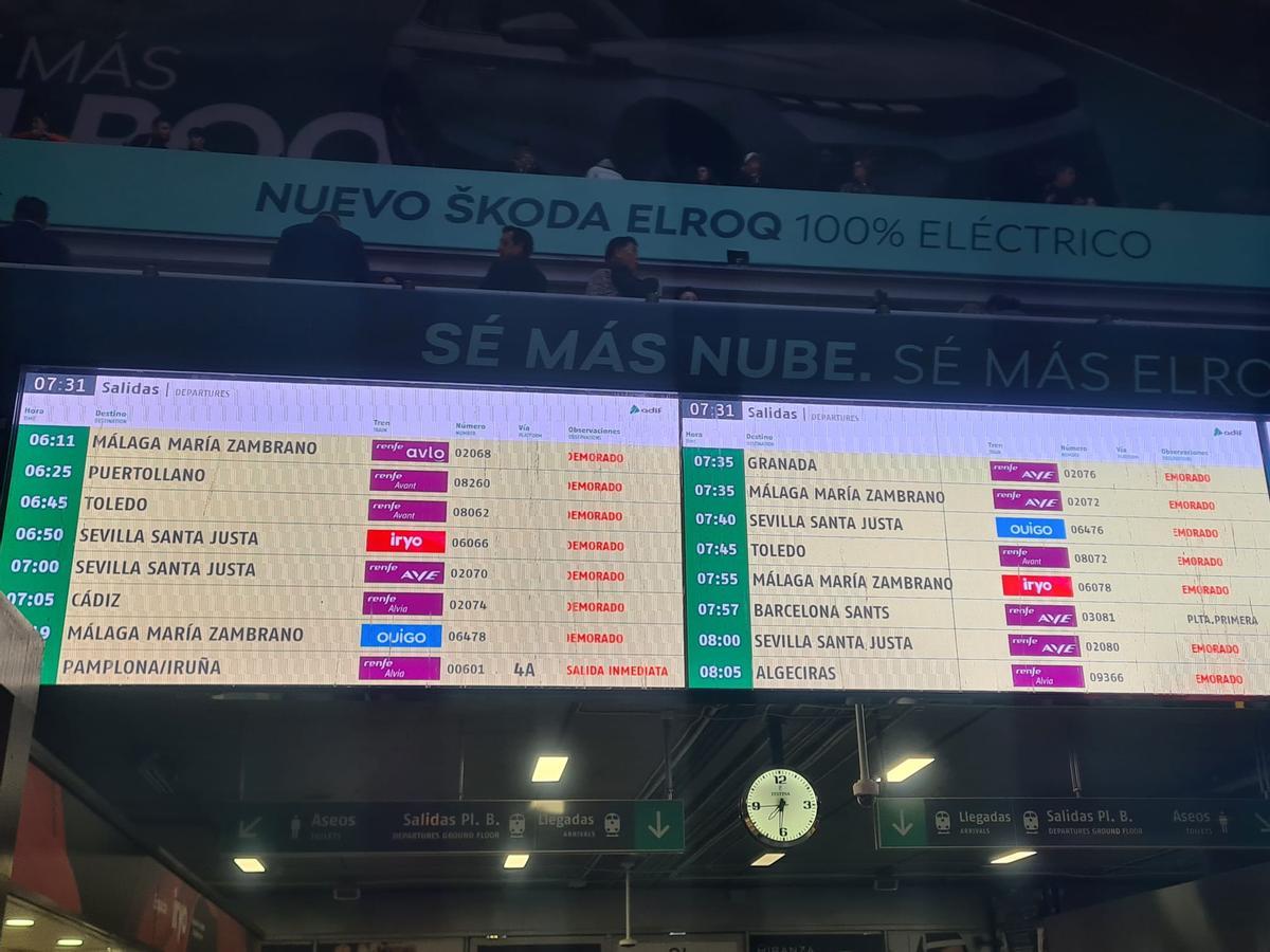 Cartel en la estación de Atocha que indica las fuertes demoras de los trenes con destino a Andalucía.