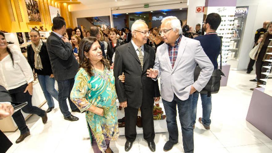 El presidente de Fund Grube, Manmohan Chhabria, derecha, y el vicepresidente su hermano Girdhari, con su esposa, en El Muelle, ayer.