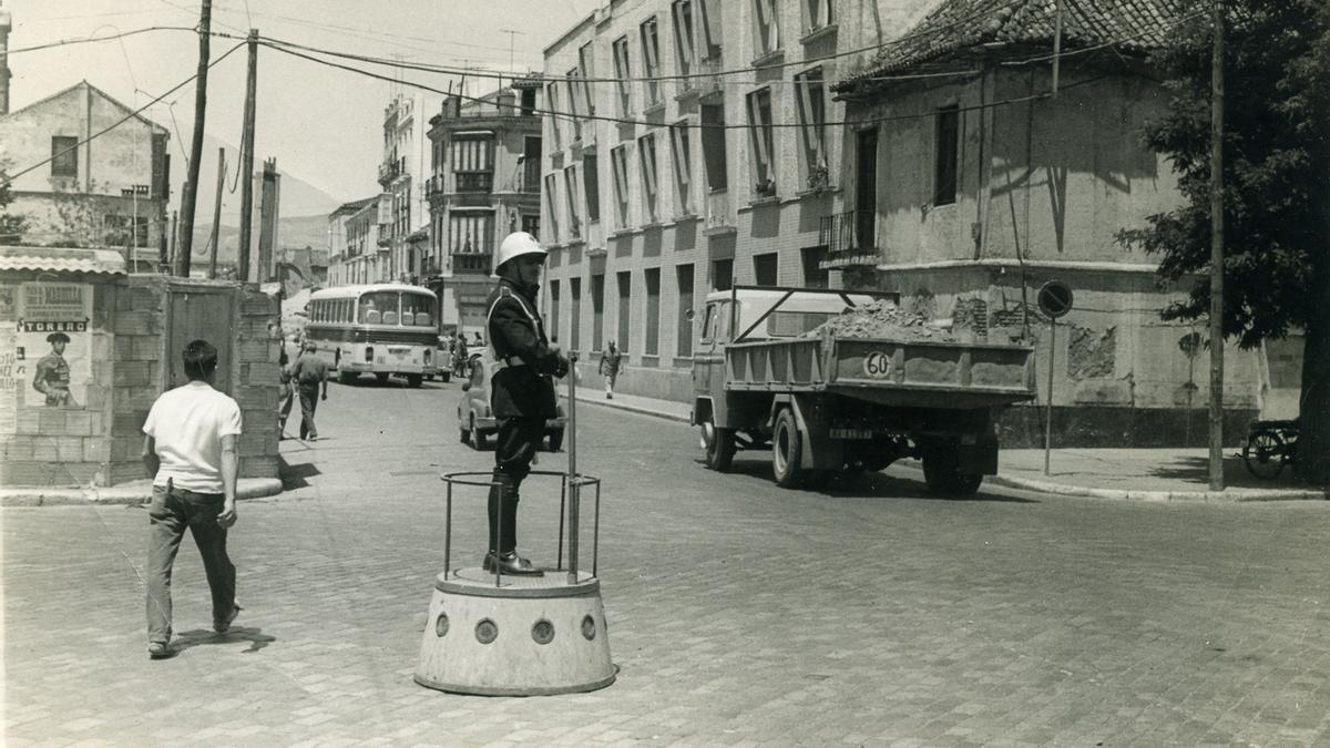 Un agente regula el tráfico sobre el 'queso'. Este mes se ha celebrado el 180 aniversario de la Policía Local de Málaga