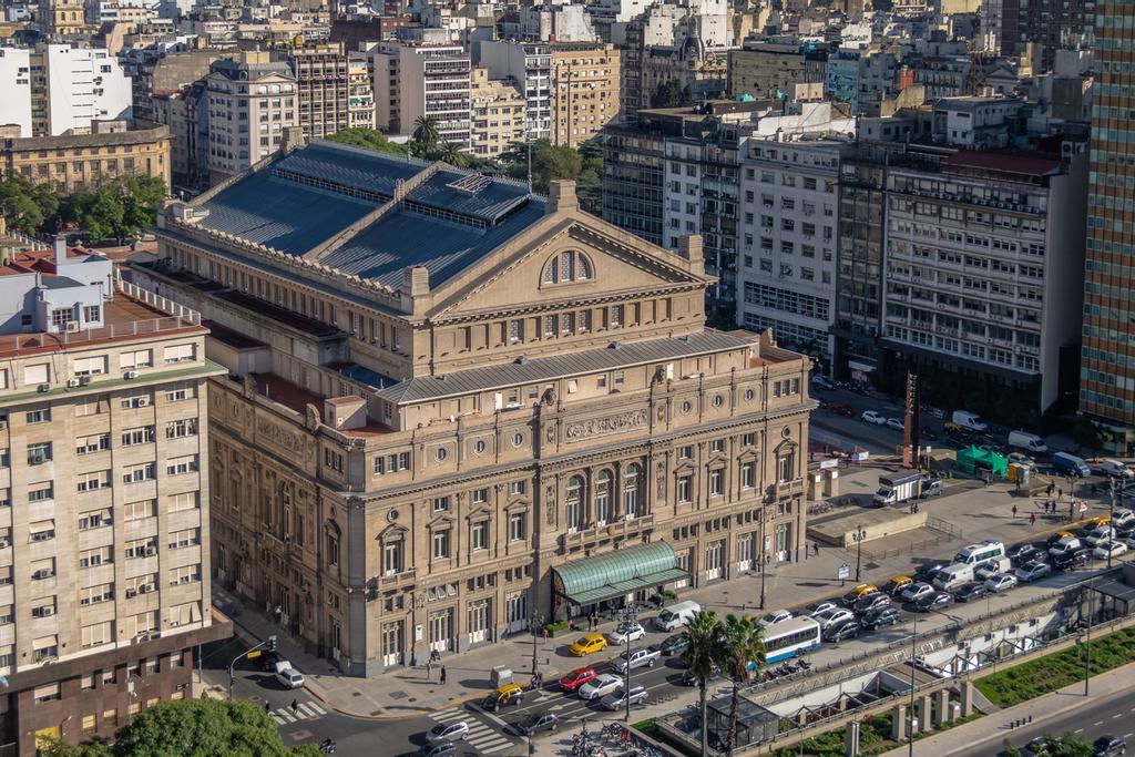 En la Avenida 9 de Julio podemos encontrar edificios como este Teatro Colón.