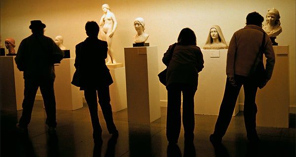 Una divertida composición que combina las poses de los visitantes y la disposición de las coleccio