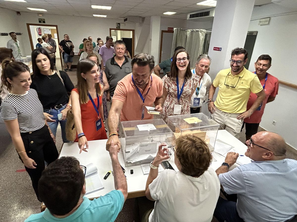 Pablo Ruz votando en Elche junto a su equipo