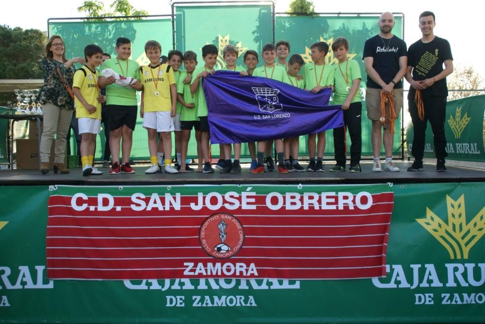 Los jugadores recogen sus medallas y trofeos.