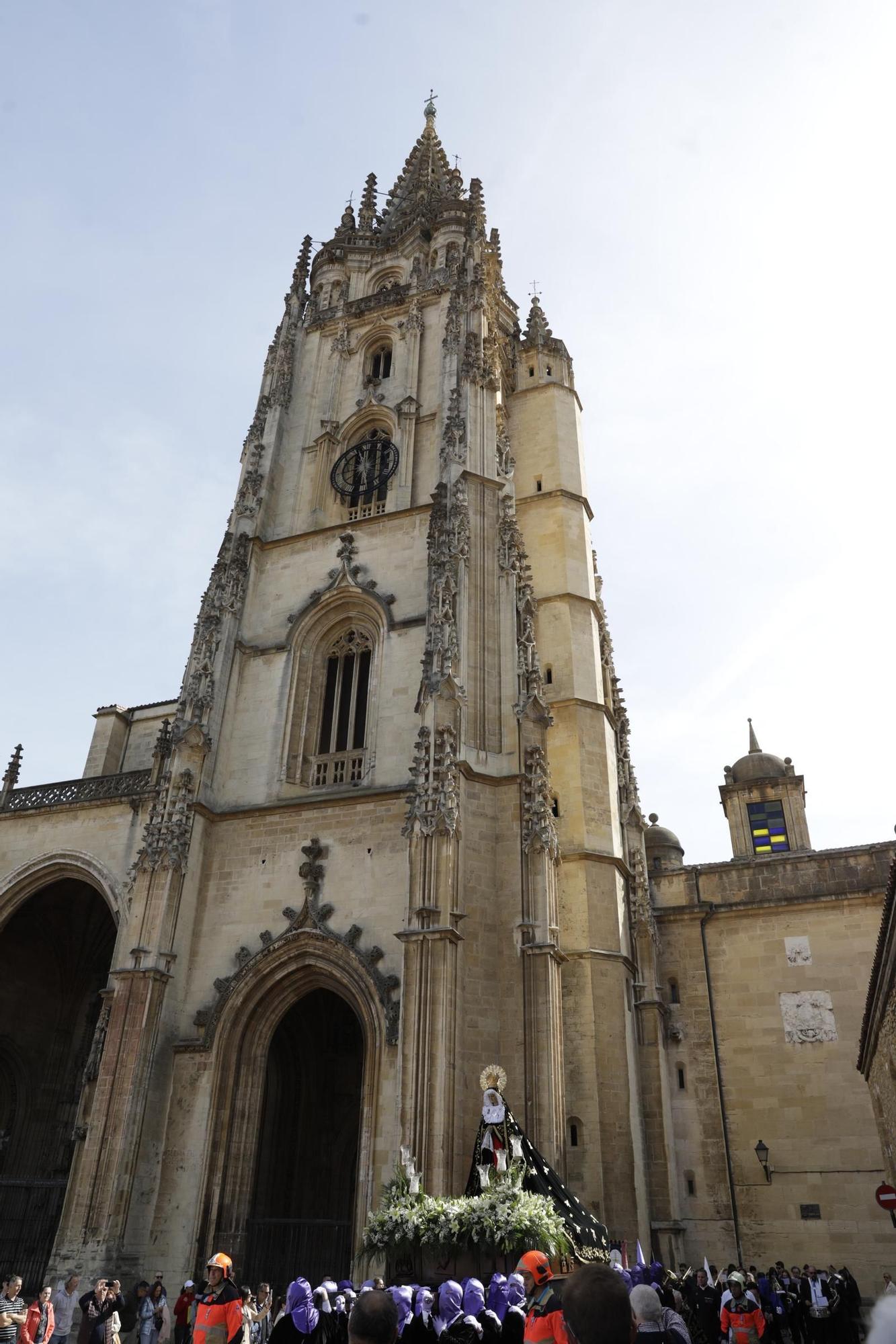 La Dolorosa atraviesa el Oviedo Antiguo: así fue la procesión de la Soledad