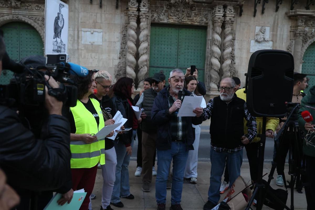 Protesta frente al Ayuntamiento de Alicante por las VPO