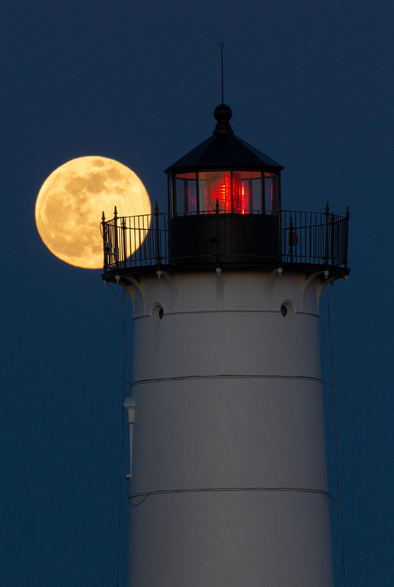 Super Pink Moon over (109393265).jpg