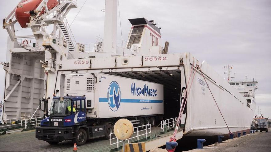 Anuncian ayudas a los transportistas que elijan ir con el camión en barco