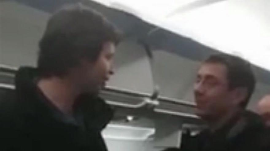 Monedero, increpado en un avión que venía de Suiza