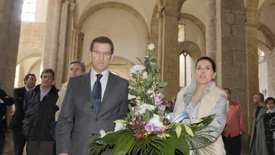 Feijóo, ayer, con la presidenta de Novas Xeracións, María Seoane, durante la ofrenda floral.