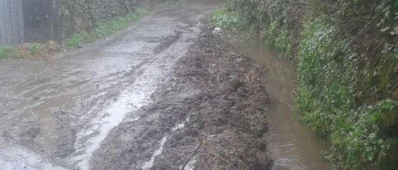 Uno de los puntos afectados por la acumulación de agua y barro.