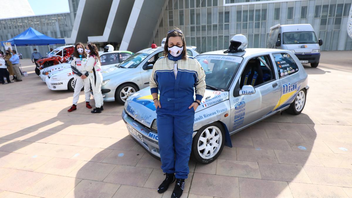 Noelia San José, junto a su coche de competición.