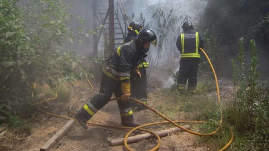 Tres bomberos de Ponteareas sofocando un incendio. // D.P.