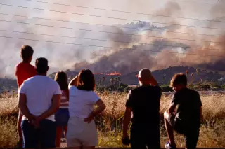 El Infoca activa el plan de emergencia del incendio y se ordena el desalojo del barrio de Santa Ana de la Albaida