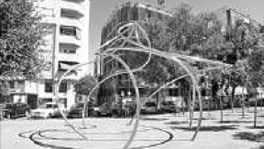 La escultura de Ronda del Pilar proyecta una flor