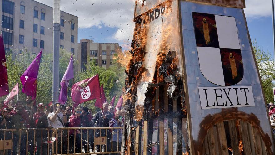 Cientos de personas rechazan en León la fiesta del 23 de abril en una marcha que acaba con incidentes