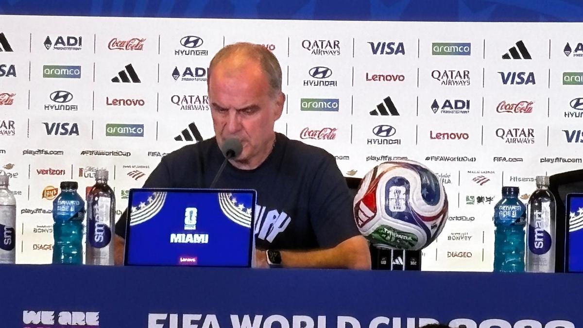 Bielsa asume responsabilidad por la lesión de Araújo, pero defiende el trabajo realizado