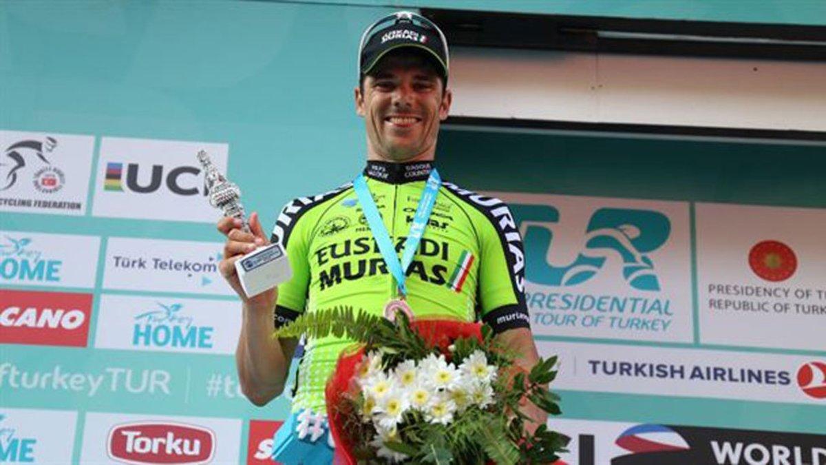 Prades posa con el trofeo de campeón de la prueba