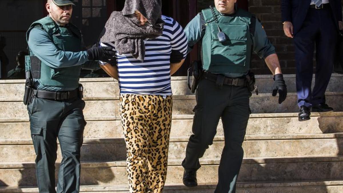 Conducción a prisión del detenido por matar a tiros en Llíria (Valencia) a su expareja y a su madre, el 11 de noviembre de 2015.
