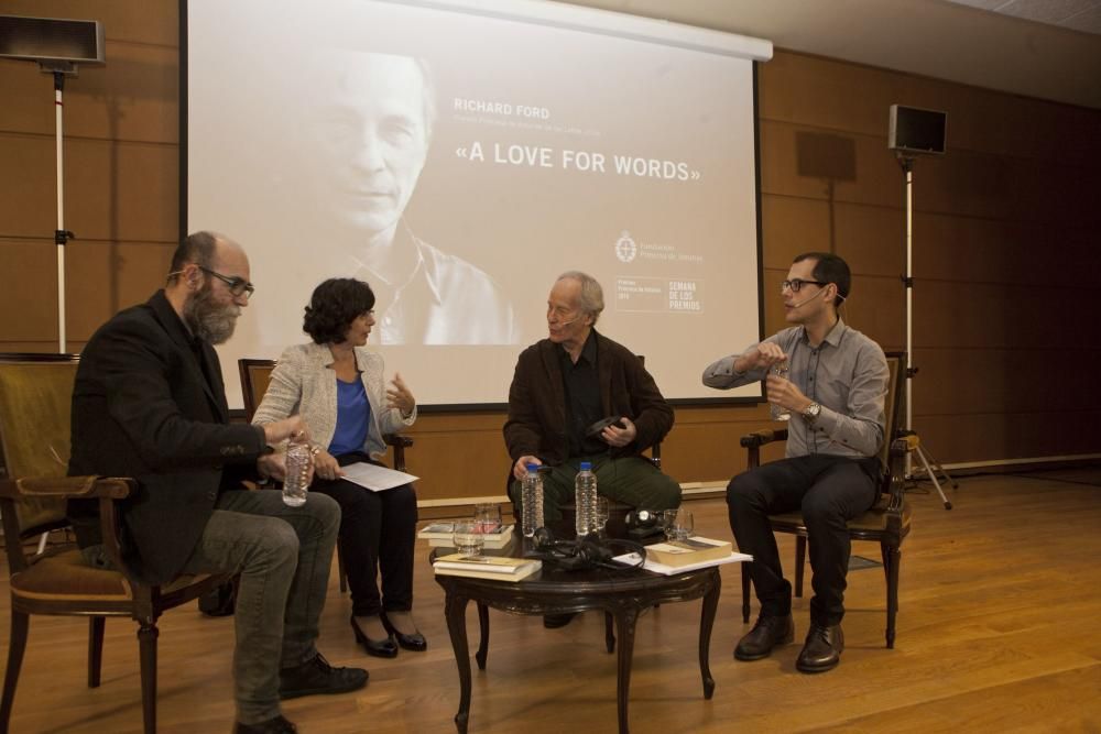 Richard Ford en un encuentro con estudiantes y profesores en la Facultad y Filosofía y Letras