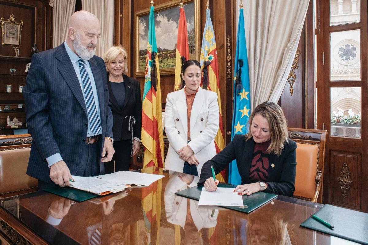 Carrasco firma ante notario la compra de la quinta vivienda social en este mandato.