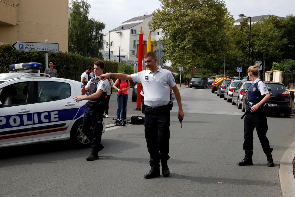 Dos personas murieron hoy y otra resultó herida de gravedad al ser atacadas por un hombre con un arma blanca que gritó "Alá es el más grande" y que fue abatido por la policía en la ciudad de Trappes.