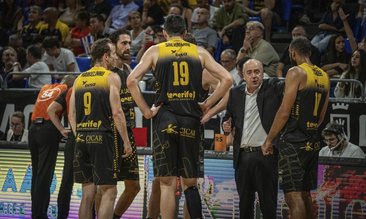 Txus Vidorreta se dirige a sus jugadores durante un partido de este curso en el Santiago Martín. | ANDRÉS GUTIÉRREZ