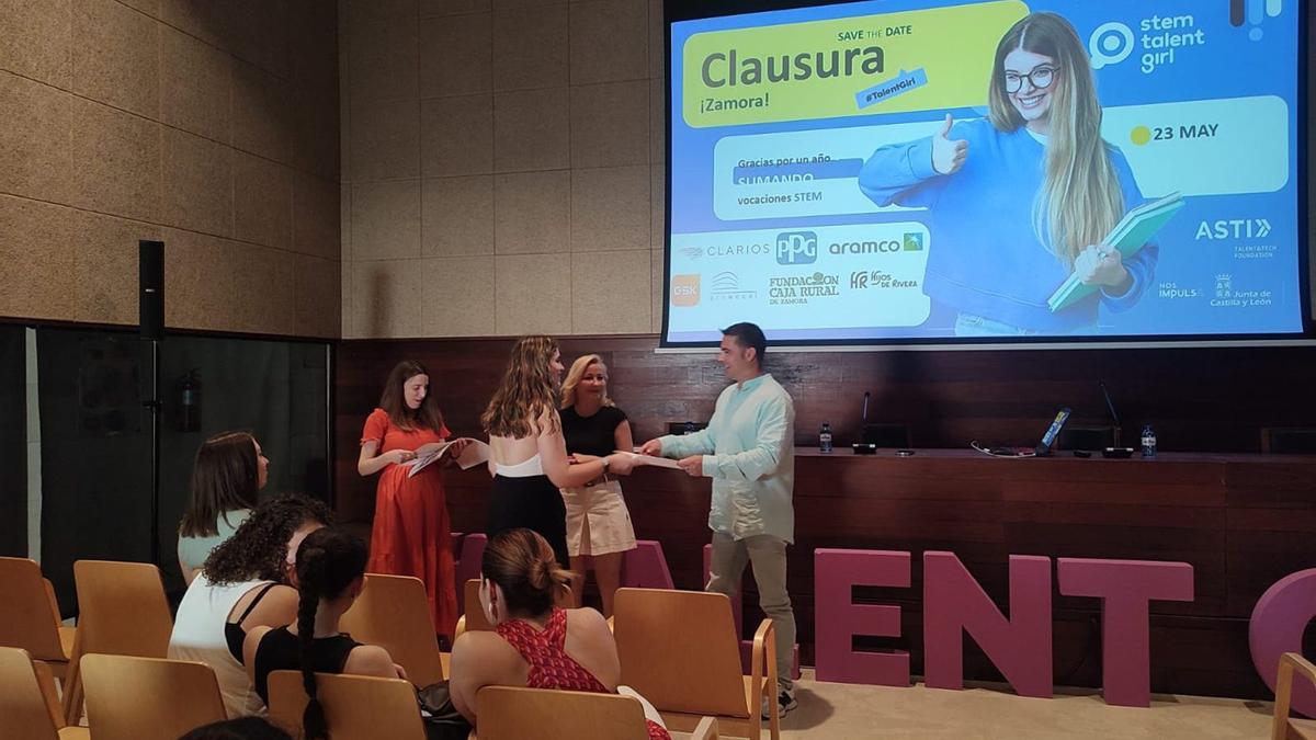 Una de las alumnas del programa de este curso STEM Talent Girl en Zamora, recibe su diploma en el salón de actos del Etnográfico. | b. b.