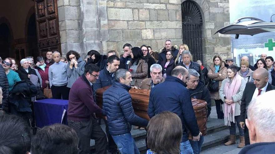 Salida del féretro de la basílica de Cangas del Narcea, ayer, arropado por familiares y amigos.