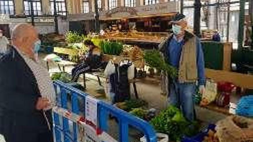 Pichi Ordieres, comprando ayer a Javier Fernández en la plaza de abastos maliayesa.