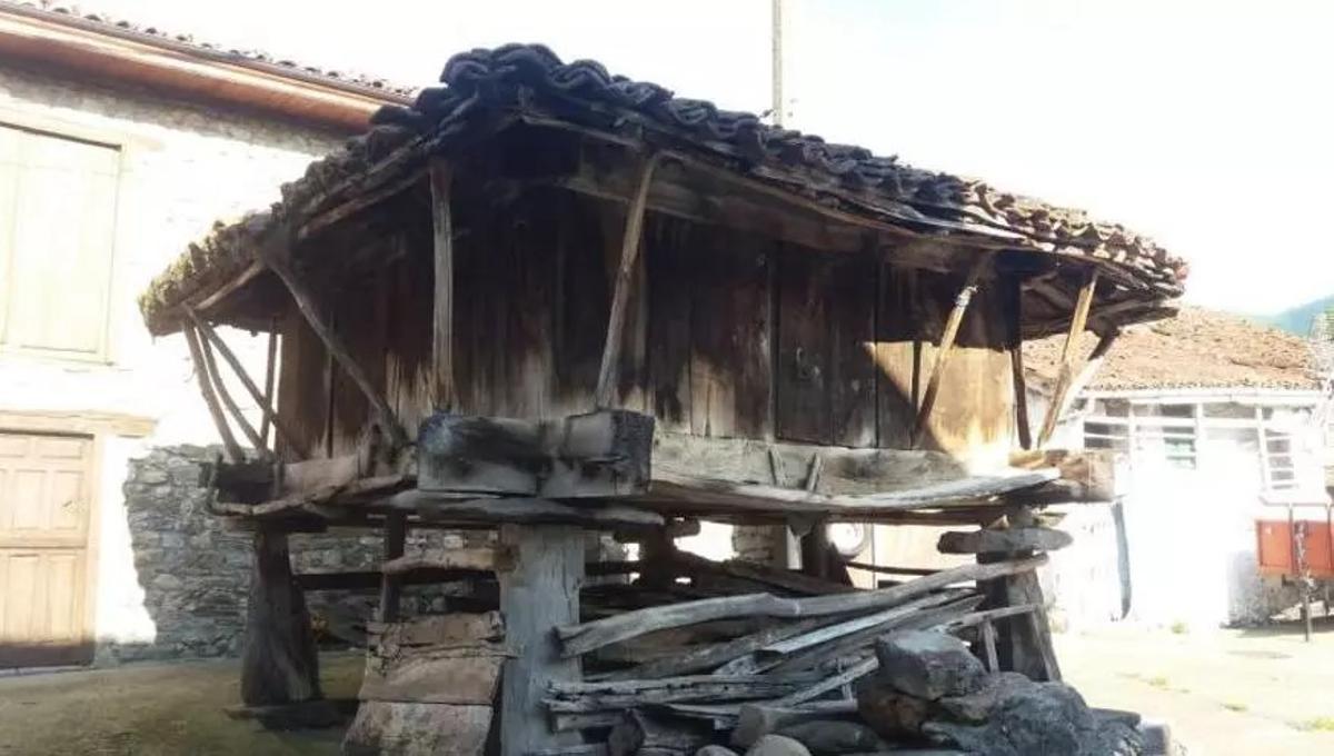 El hórreo, antes de venirse abajo.