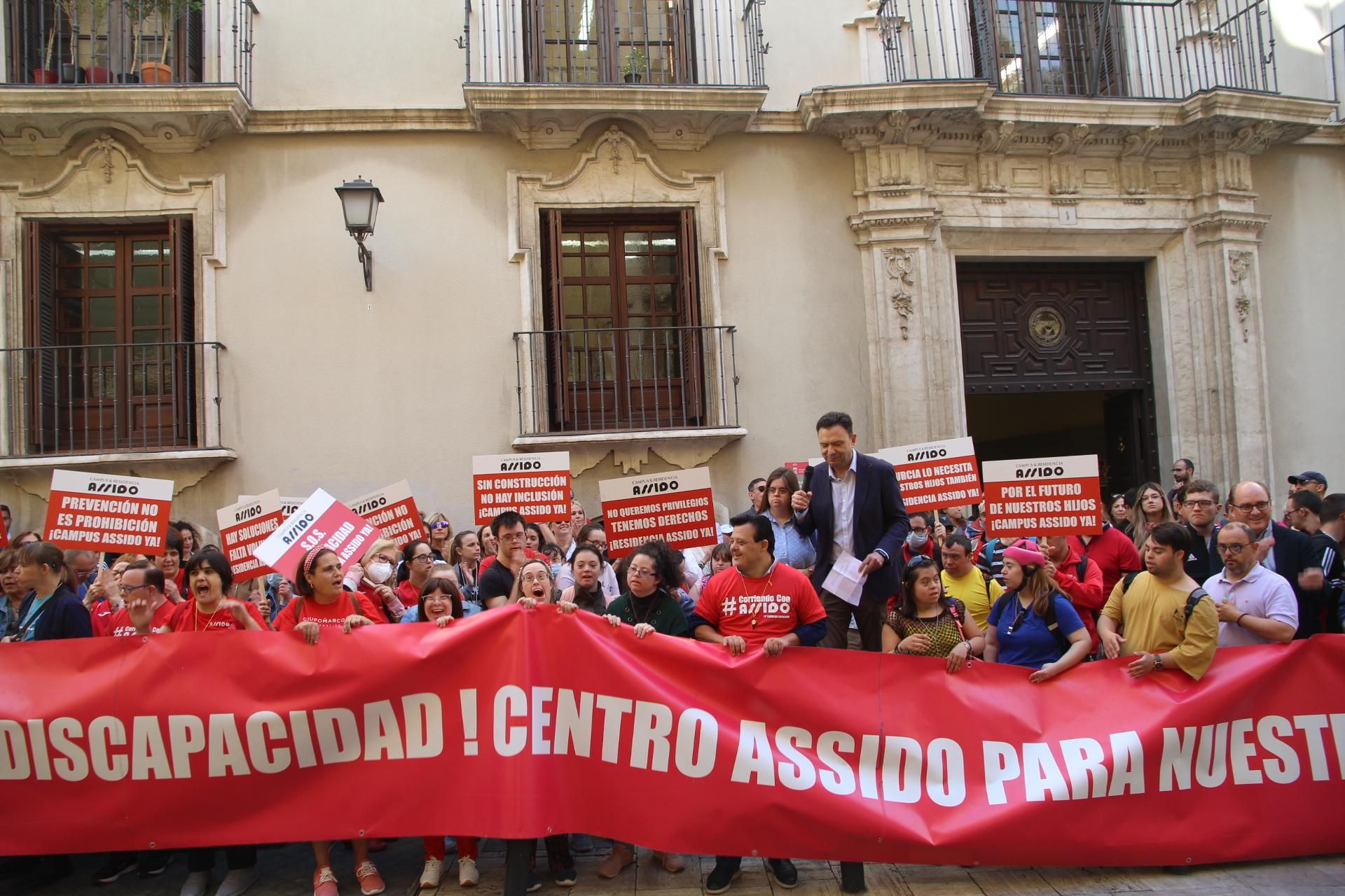 Concentración de Assido en Murcia ante la CHS