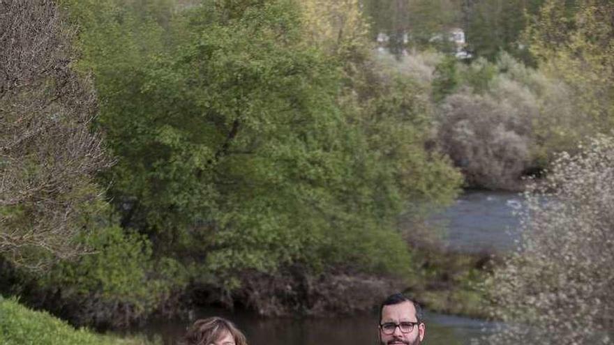 Alba de Evan y Javier Domínguez, en la ribera del Miño. // Brais Lorenzo