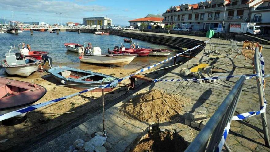 Espacio acordonado por el Concello en el paseo marítimo de O Cantiño, en A Illa de Arousa. // Iñaki Abella