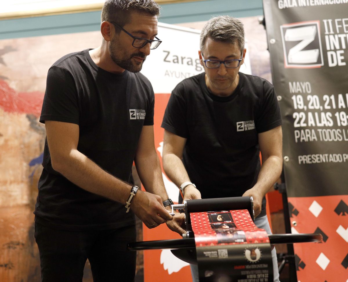 El dúo local Calamidad y Desastre, durante una pequeña representación de ilusionismo en el acto de este lunes.