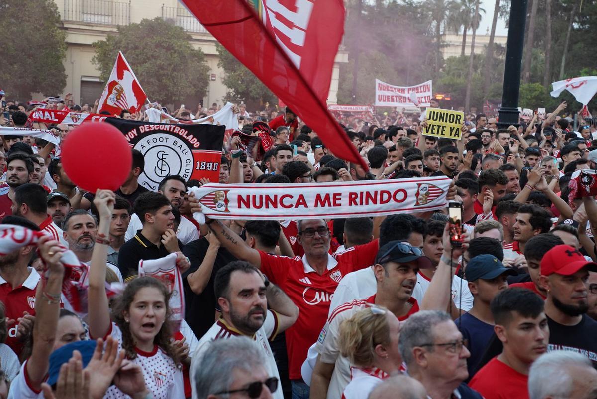 Miles de sevillistas participaron en la protesta convocada para reclamar cambios en la directiva del club. Miles de sevillistas participaron en la protesta convocada para reclamar cambios en la directiva del club.