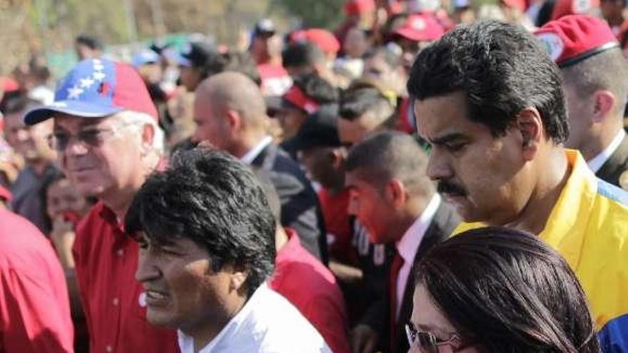 El líder boliviano Evo Morales (i.), con Maduro, en el cortejo.  // Efe