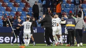 Los miembros del cuerpo técnico del Levante UD fueron a arrebatarle el banderín a Cömert, que después entendió que se equivocó