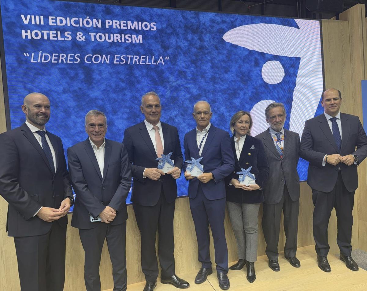 Miguel Villarroya ( centro), recibe el premio al ‘Liderazgo Transformador’ en la octava edición de los Premios CaixaBank Hotels &amp; Tourism.
