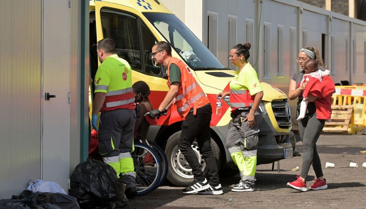 Canàries activa el trasllat de migrants a la Península Canàries activa el trasllat de migrants a la Península