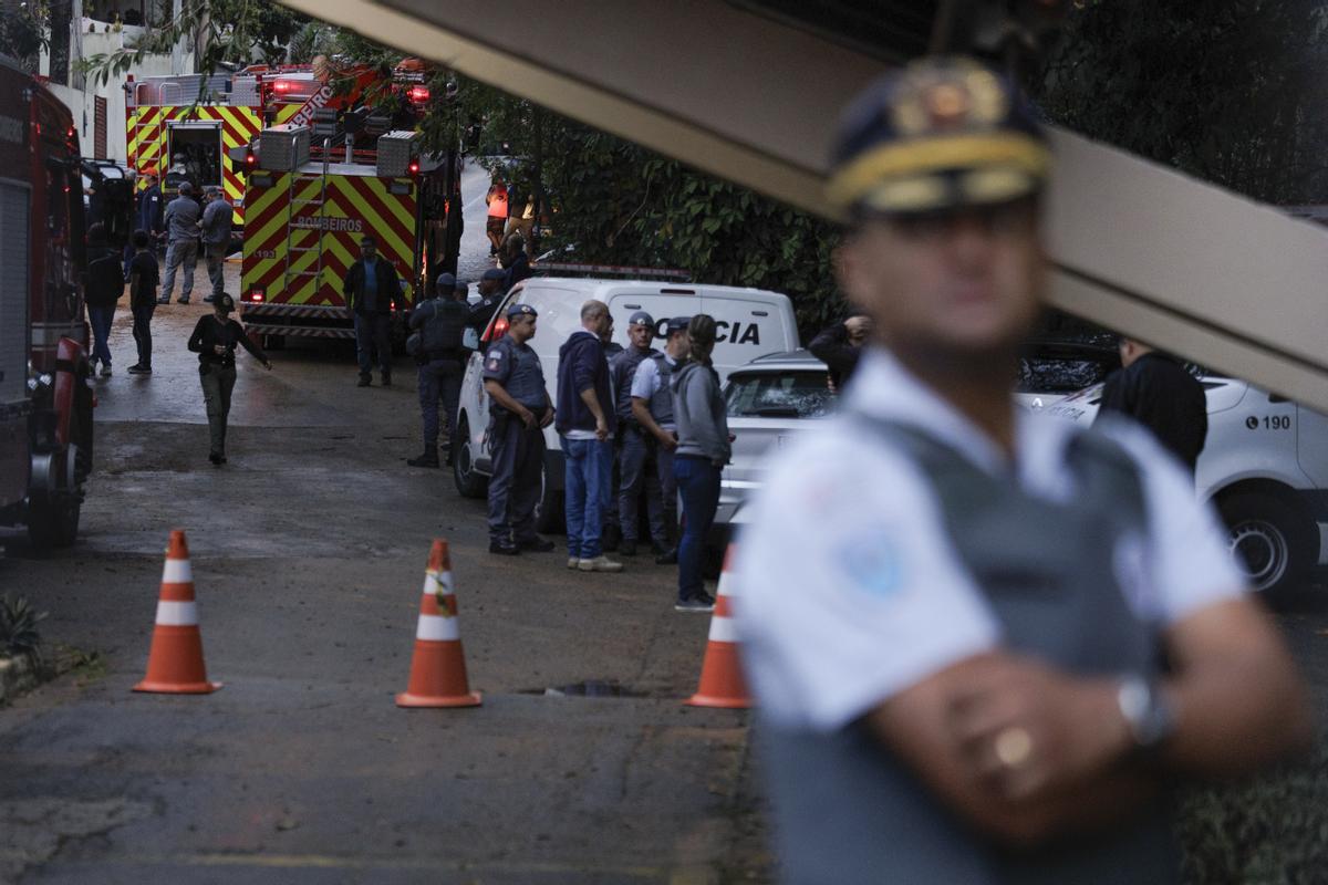 Rescatistas trabajan en el sitio del accidente de un avión ATR-72-500 de la aerolínea Voepass este viernes, en Vinhedo (Brasil). 