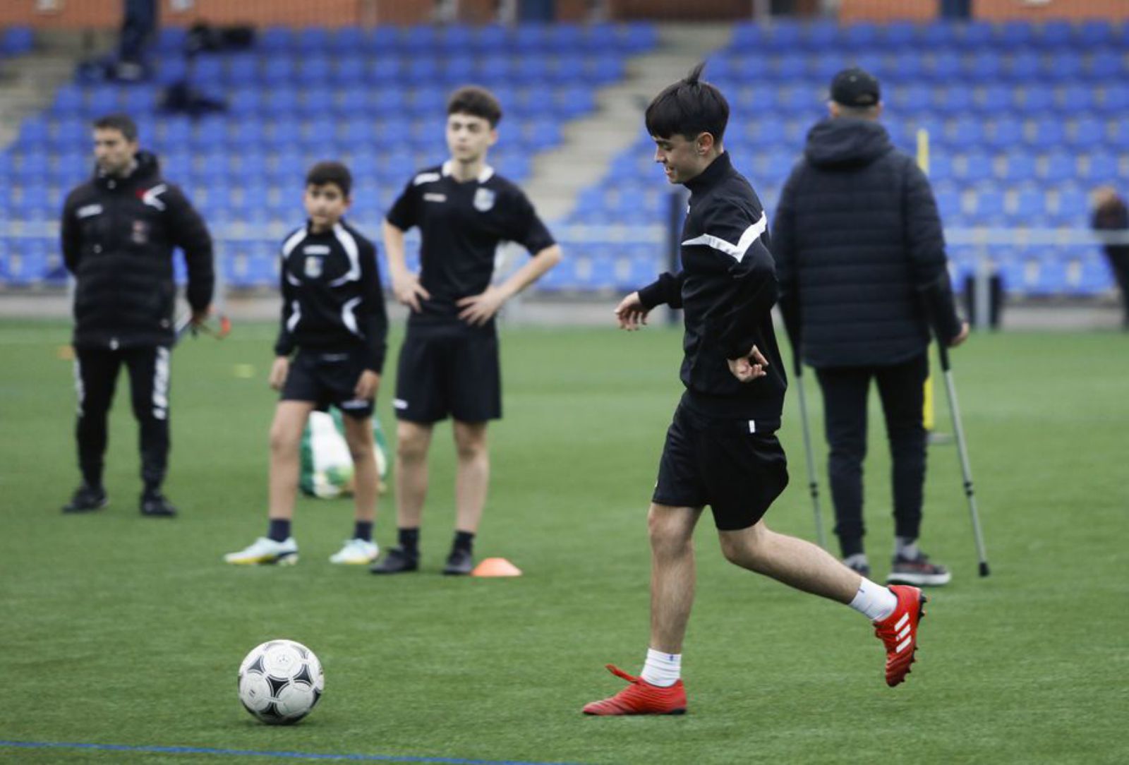 El delantero Rubén Arias, ayer, en la reapertura del campo. | Luisma Murias