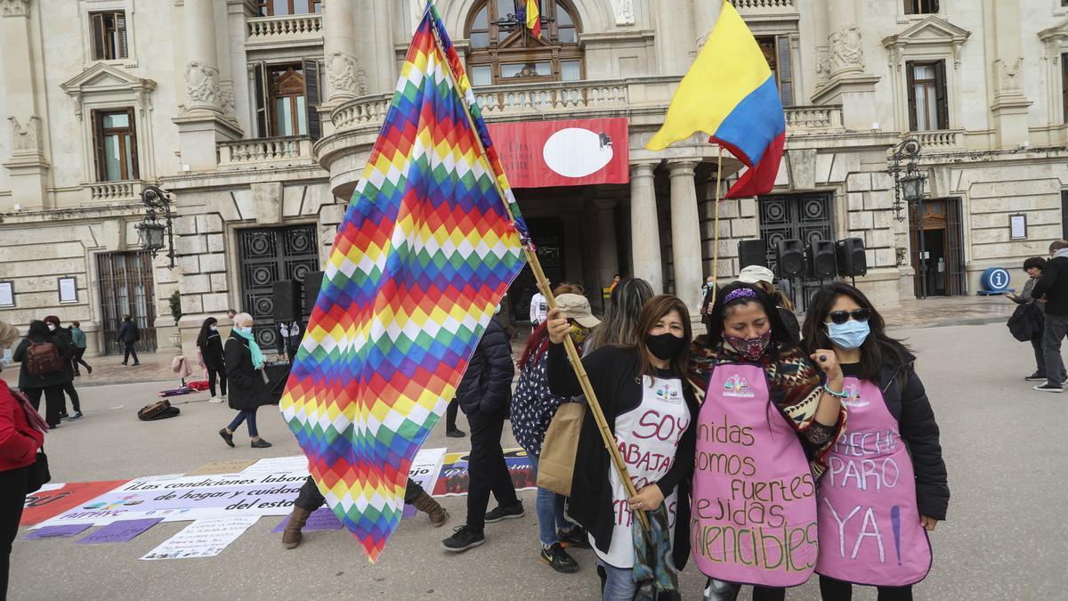 Varias trabajadoras del hogar en la concentración del Día internacional contra la discriminación racial y étnica