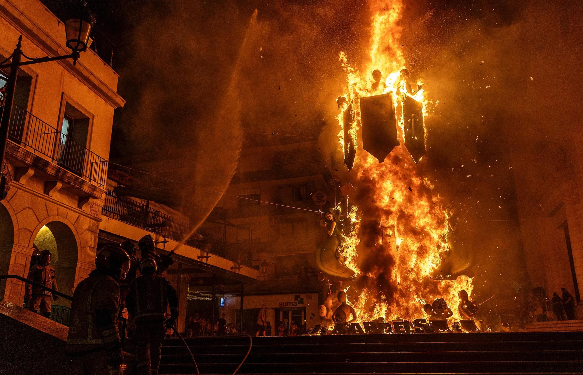 La cremà de las Hogueras de San Vicente, en imágenes
