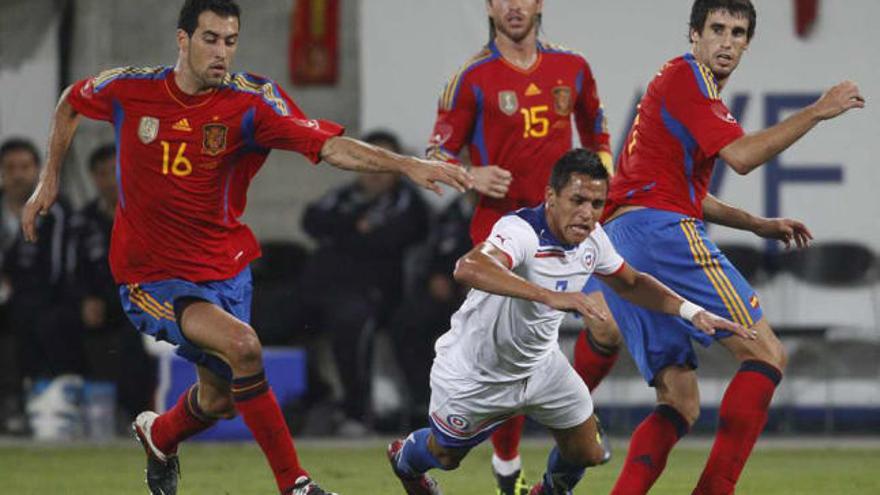 Busquets, Ramos y Javi Martínez presionan al chileno del Barça Alexis Sánchez.