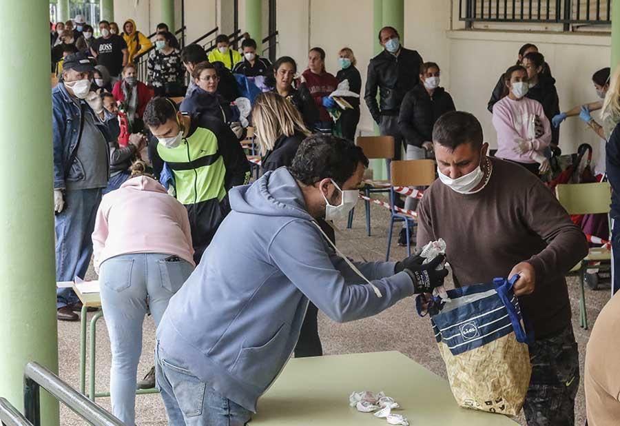 Reparto masivo de alimentos en el colegio Fernán Pérez de Oliva