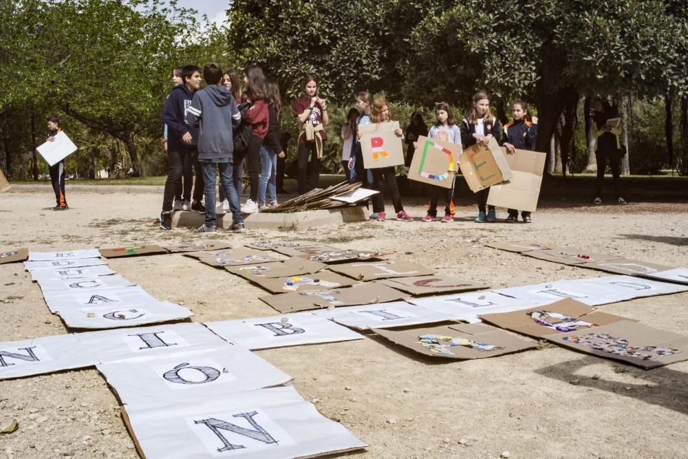 'Scrabble humano' en València por el derecho a la educación y el medio ambiente