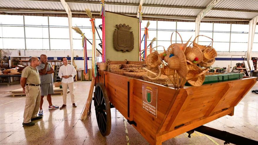 El Ayuntamiento capitalino entregará 300 kilos de frutas, verduras y flores en la ofrenda al Pino en una carreta que ayer fue visitada en el almacén municipal de La Favorita por el concejal de Cultura, Adrián Santana, en la imagen a la derecha.