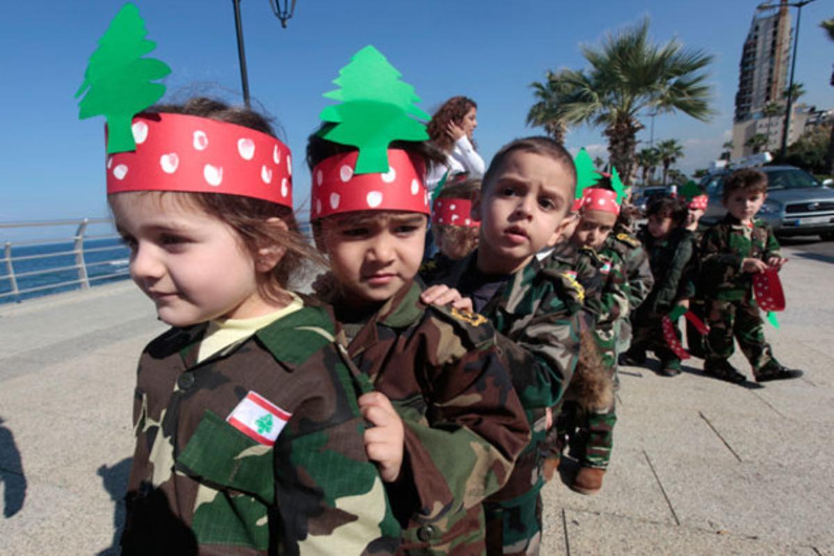 Un grup d’escolars vestits amb uniformes militars i el símbol de la bandera libanesa al cap amb motiu del 68è aniversari de la independència del Líban, a Beirut.