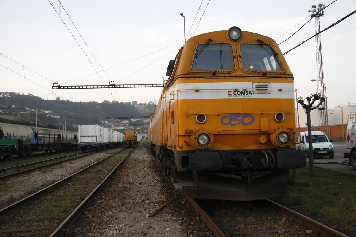 Una locomotora en la estación sur de El Musel.